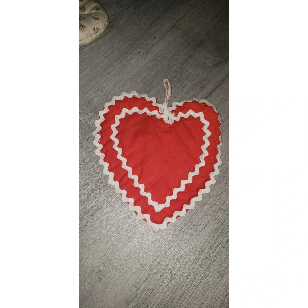 Vintage‎ heart shaped pot holder, Red and white. 1970s